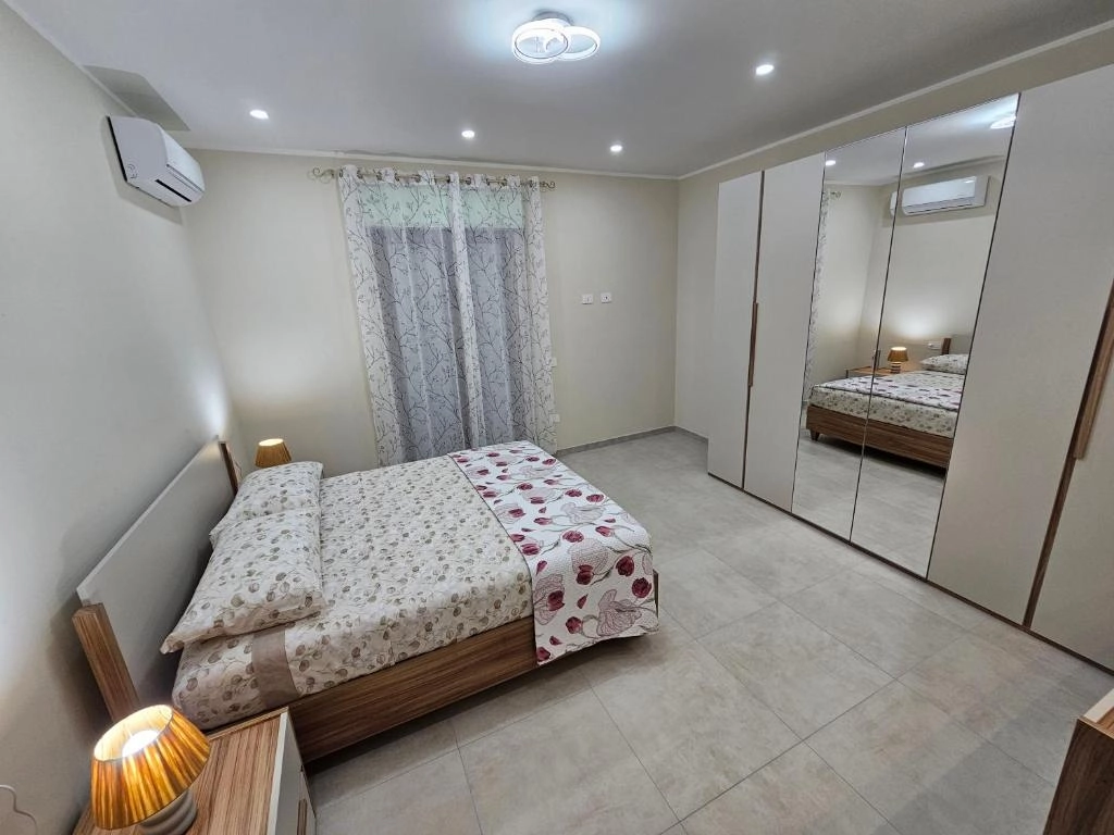 Appartamento con una camera e terrazza 2